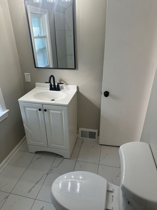 Building Photo - Stunning South Euclid 3 Bedroom