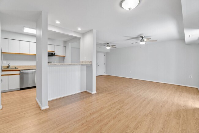 Building Photo - Fairwinds. Renovated and Updated. Spacious 2 bed 2 bath ground level condo in Annapolis!