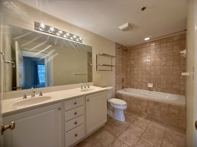 Building Photo - "Coastal Comfort: Spacious 2-Bedroom Condo Retreat in Virginia Beach"