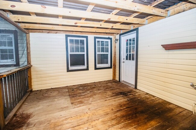 Building Photo - 3 Bedroom, 2 Bathroom in the Forest Acres ...