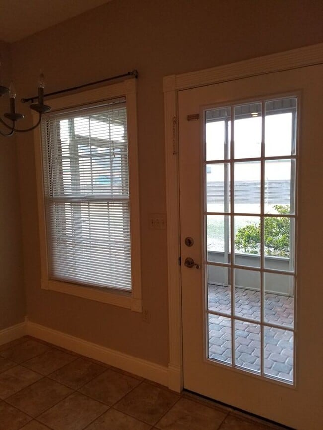 Building Photo - Large Duplex Overlooking Idle Creek