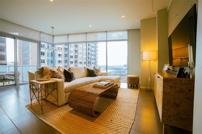 Building Photo - 200 N Congress Ave