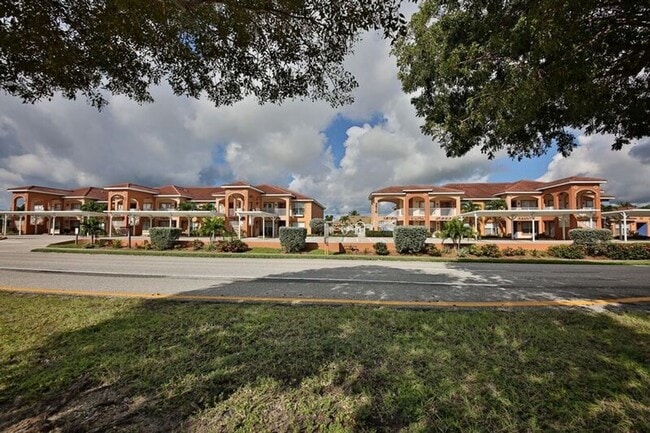 Building Photo - 3910 Santa Barbara Blvd S