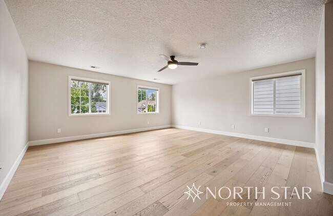 Building Photo - 12793 SW Sierra Vista Dr