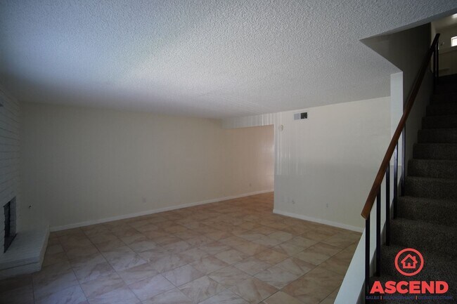 Building Photo - Cozy 3 Bedroom  2bath apartment