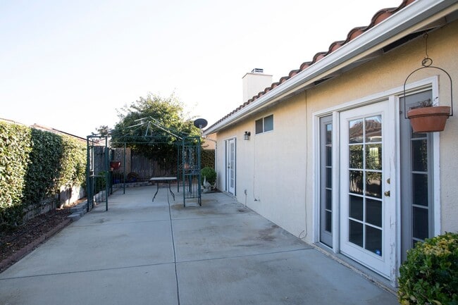 Building Photo - Lovely 3 Bedroom Home!