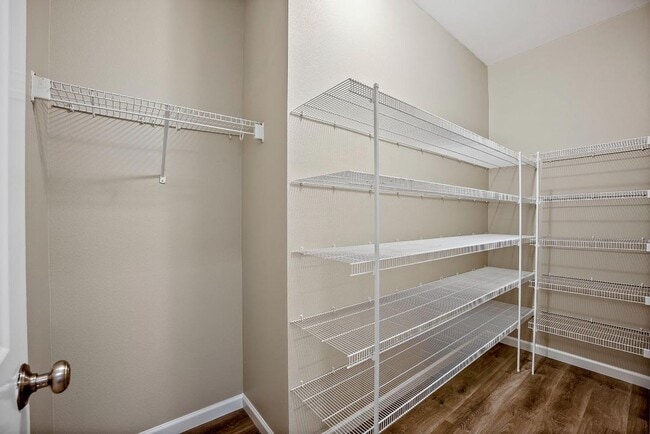 Building Photo - Spacious Spanaway Home w/ A/C & 5 Bedrooms...