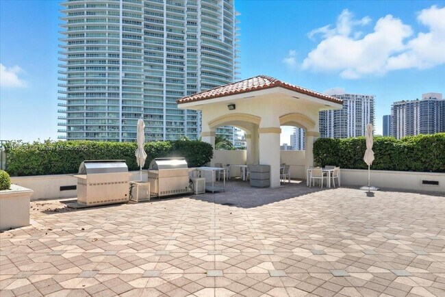 Building Photo - 20000 E Country Club Dr