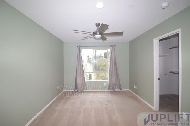 Building Photo - Spacious 4-bedroom, 4-bath Condo
