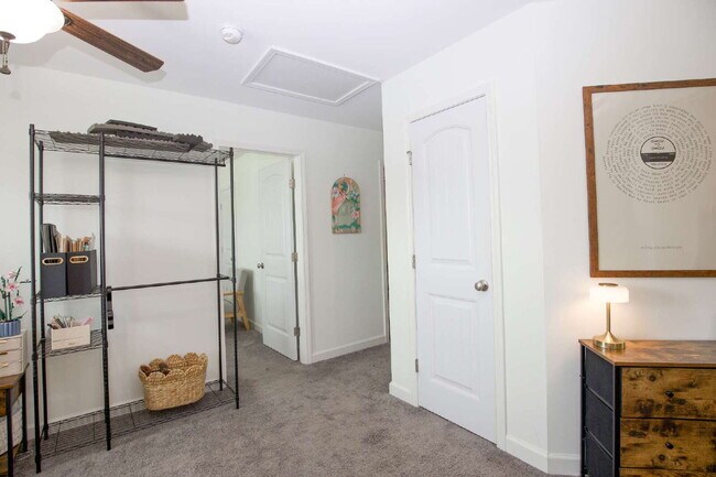 Building Photo - "Charming 3-Bed Home with Granite Elegance on Nessee Street, Fayetteville!"