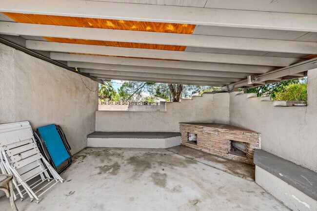 Building Photo - Luxury housing ,Close to U of A! Newly Ren...