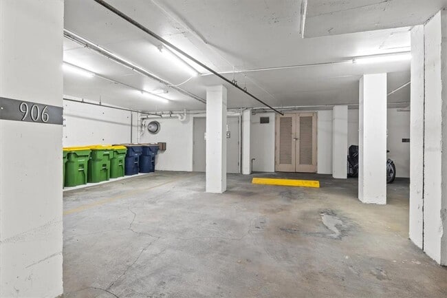 Building Photo - 707 S Gulfstream Ave