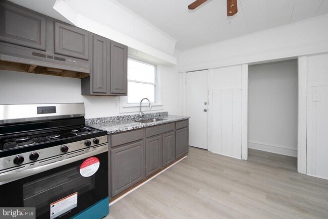 Building Photo - 1112 Collings Ave