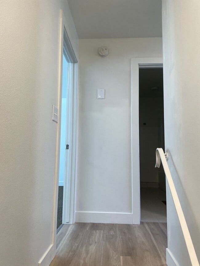 Building Photo - Twin Home with a 3-bedroom 1.5 Bath and Fenced Backyard