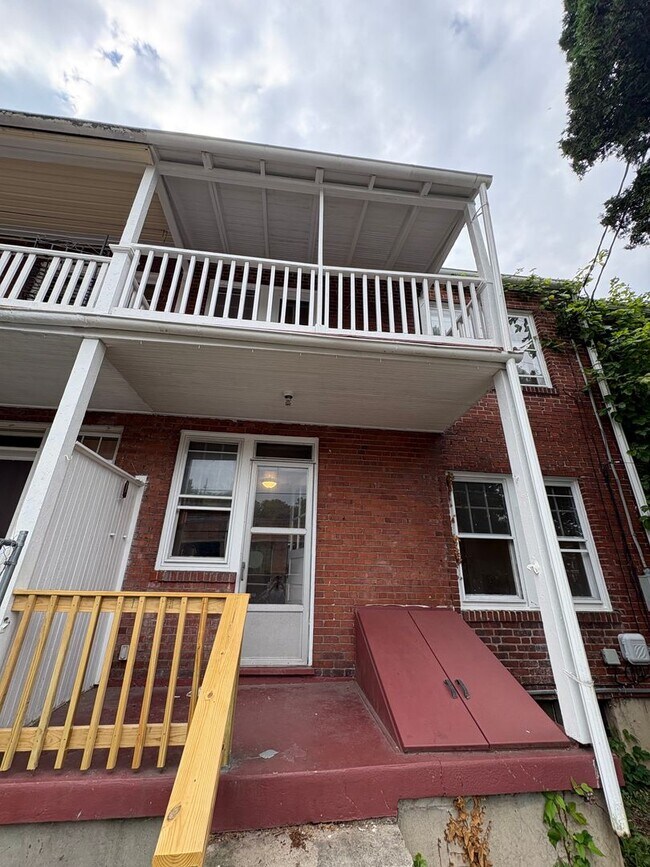 Building Photo - 2042 Zarker St