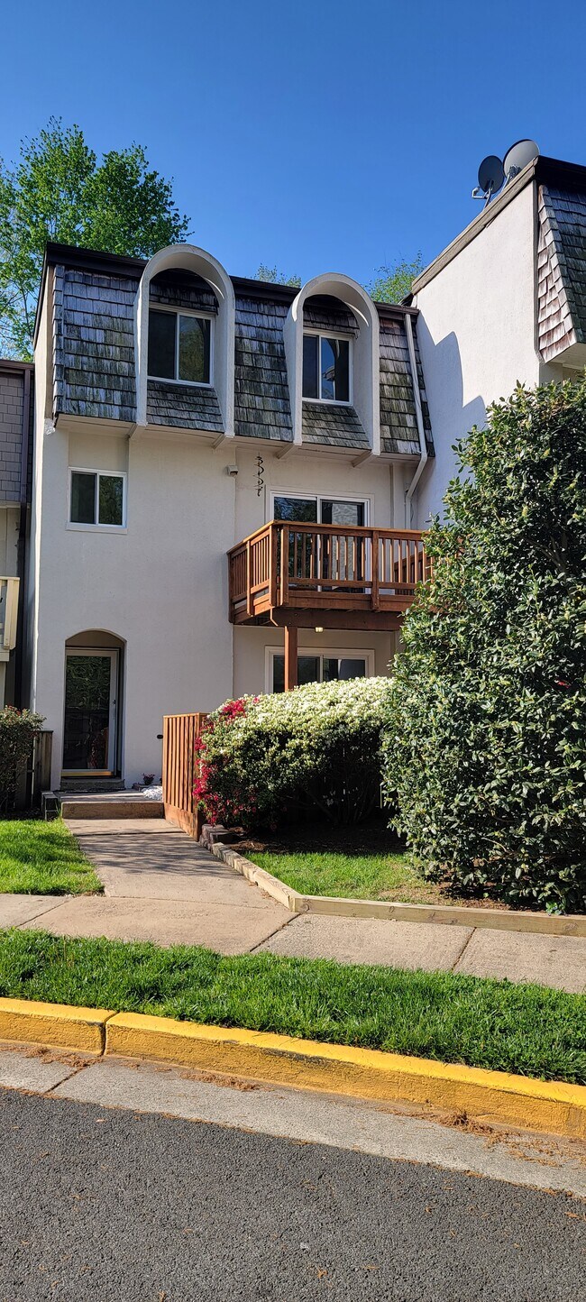 Building Photo - 1632 Valencia Way