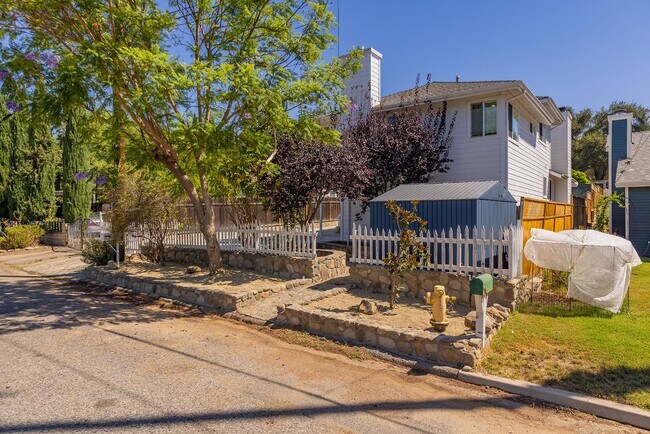 Building Photo - Meiners Oaks Gem