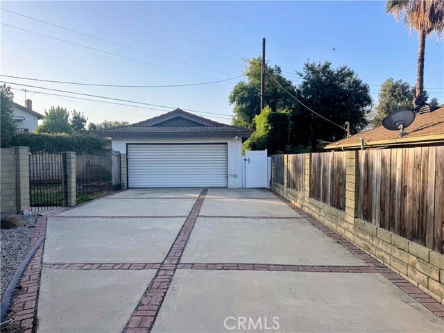Building Photo - 758 E Cypress Ave