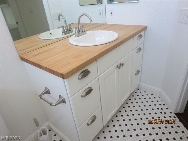 Building Photo - 499 Holly Hunt St