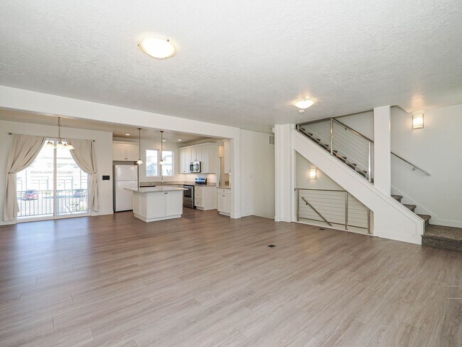 Building Photo - 3 Bedroom, 2.5 Bathroom in South Jordan