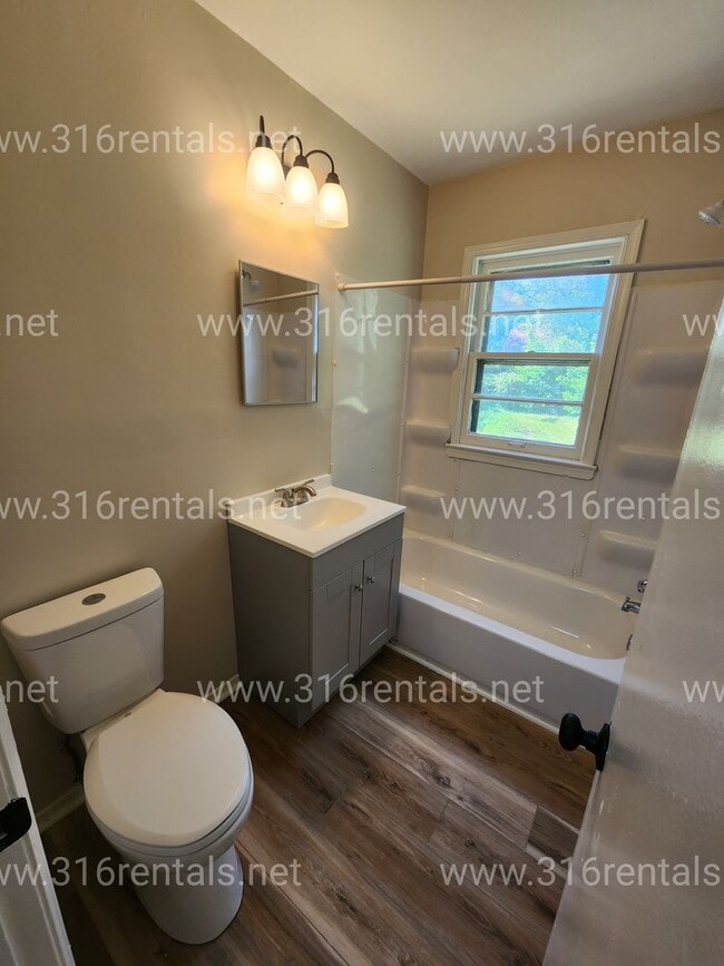 Building Photo - $1,225 - 3 bed 1 bath - Newly Renovated Si...