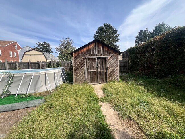 Building Photo - 838 Smith St