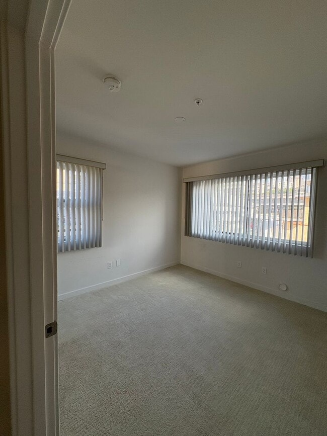 Building Photo - 2-bdrm/2-bath/1-prkg in the Residence at Makiki