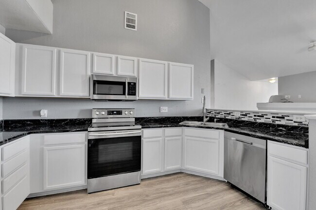 Building Photo - $2,000 - 2 Bed, 2 Bath Updated Townhome in...