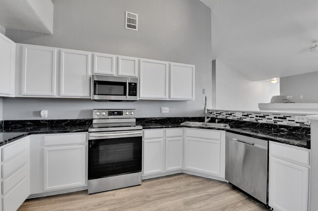 Building Photo - $2,100 - 2 Bed, 2 Bath Updated Townhome in...