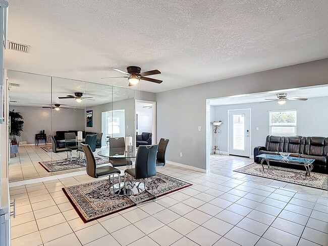 Building Photo - 3 Bedroom Home in Poinciana