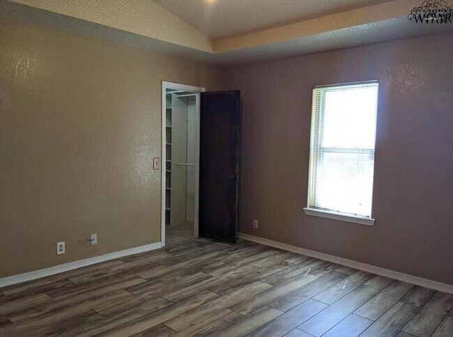 Building Photo - 1204 Lisa Ln