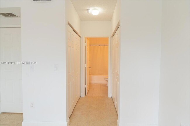 Building Photo - 7920 N Nob Hill Rd