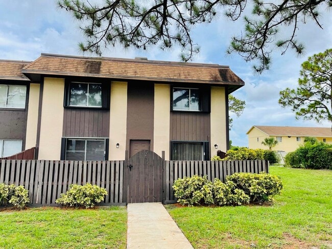 Building Photo - 2148 Sherwood Forest Blvd