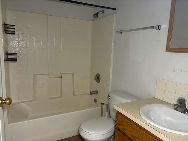 Building Photo - 548 E Walts Ave