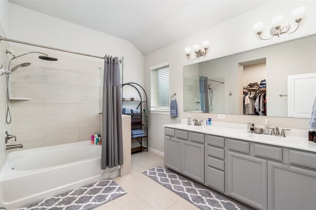 Building Photo - 323 Fanpalm Ct