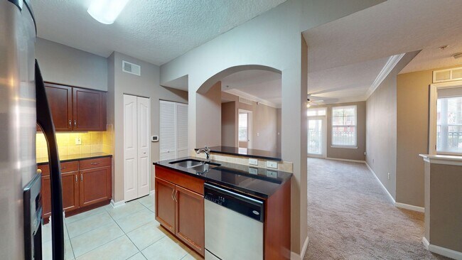 Building Photo - Nice condo for rent in the heart of the St...