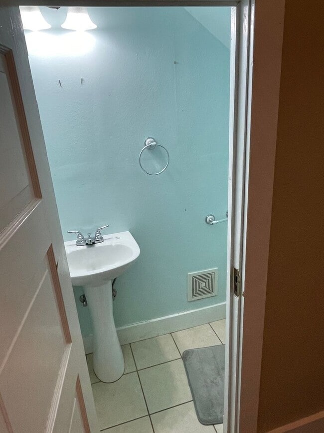 Building Photo - Huge 2BD/2.5BA Uptown, with a Yard, Central Air/Heat, and W/D in Unit