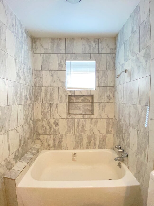 Building Photo - 410 Woolworth St