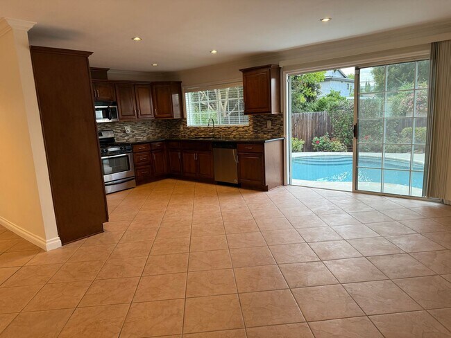 Building Photo - Open Thursday 12/11 3-4pm Private HOME 3bed/2 bath + POOL in Woodland Hills!