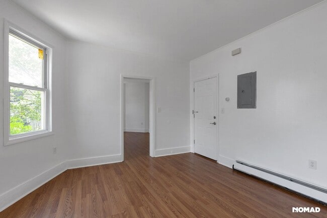 Building Photo - Spacious 4BR Apartment in Newark