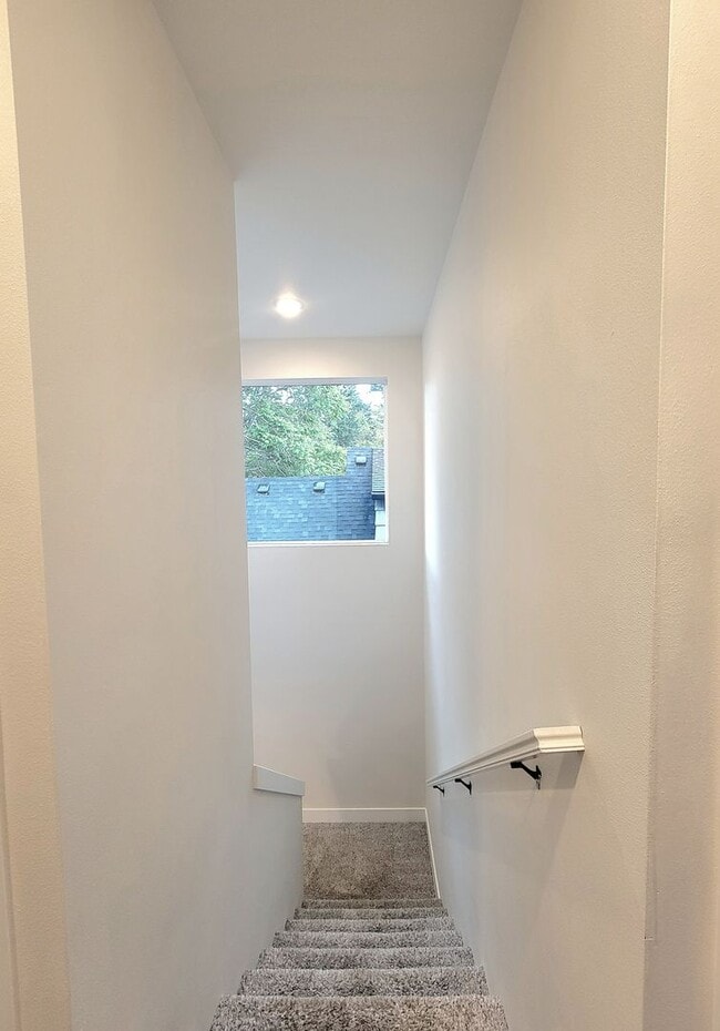 Building Photo - Modern Comfort in the Heart of SE Portland — 3 Bed, 2.5 Bath Home!