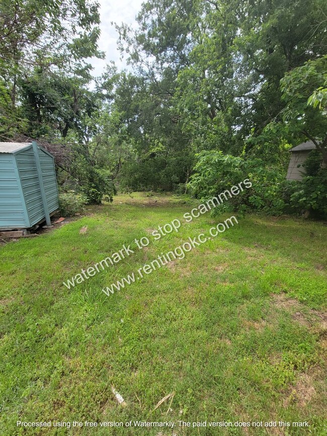 Building Photo - 2 bed home with large yard!