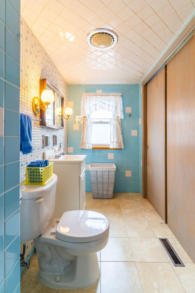 Building Photo - 6046 S Melvina Ave