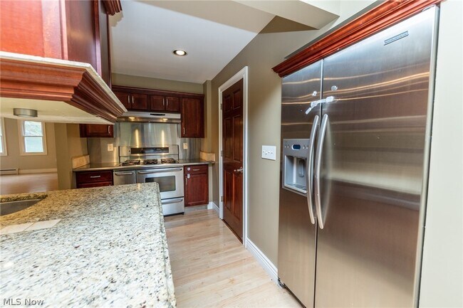 Building Photo - 9423 Highland Dr