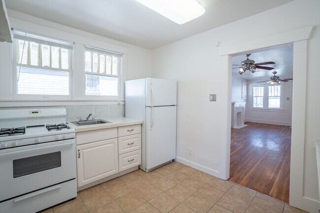 Building Photo - 4336 E Batavia Pl