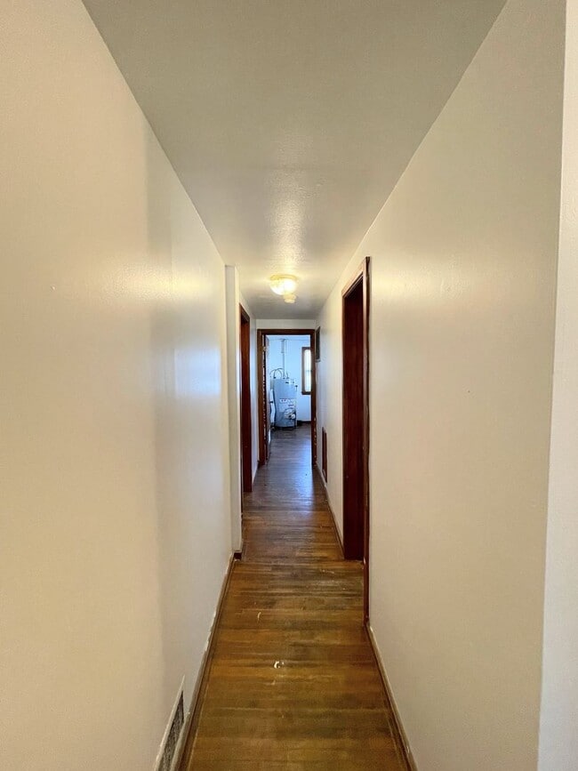 Building Photo - 2 Bed 1 Bath with 2-Car Detached Garage