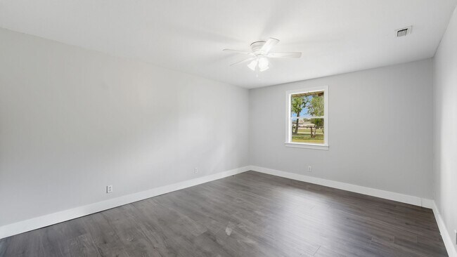 Building Photo - 200 Valley Acres Dr