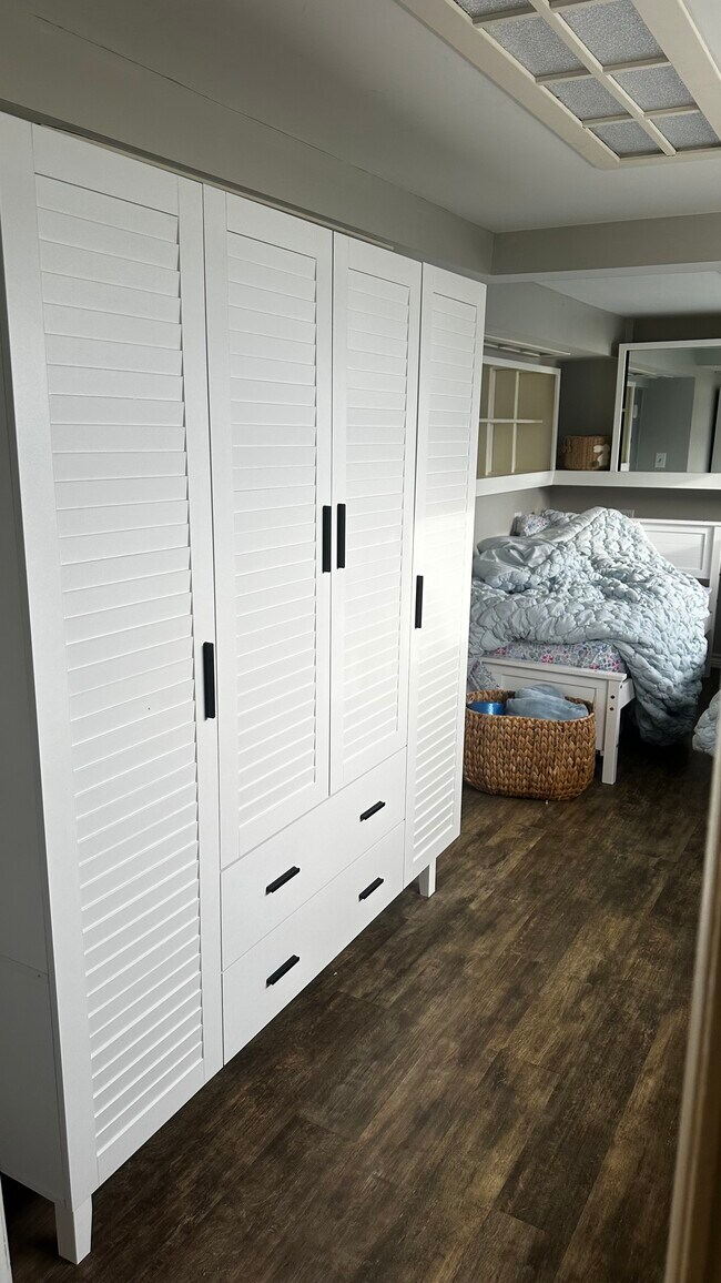 Building Photo - 9876 SE Southworth Dr