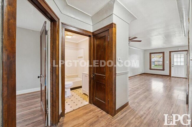 Building Photo - 2224 W Sylvania Ave