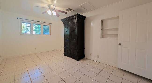 Building Photo - Less Than 1 Mile to ASU! 3 Bed / 2 Bath with Bonus room that can be an office or 4th bedroom!